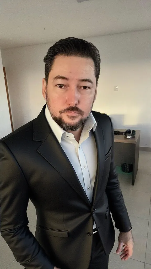Cristiano Oliveira, Head de Marketing e Growth, em ambiente de trabalho